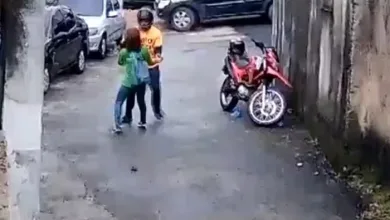 Estudante é agredida e tem celular roubado na porta de casa — Foto: Reprodução/Vídeo