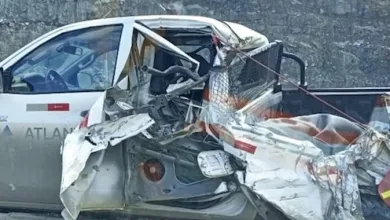 Motorista fica preso nas ferragens após caminhão cair de ribanceira- Foto: Reprodução/Redes sociais