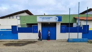 Adolescente de 14 anos é conduzida após ser flagrada dentro de escola com 40 pinos de cocaína - Foto/Reprodução: Ed Santos