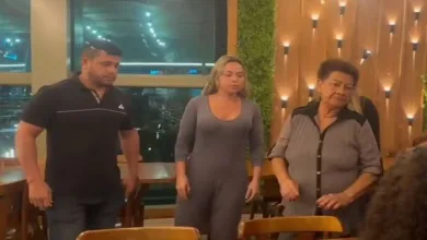 Idosa foi presa por policiais à paisana (à esquerda) em sua festa de aniversário — Foto: Reprodução