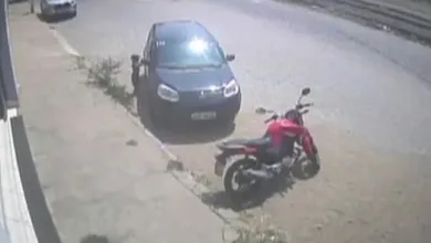 Criança de 3 anos liga carro e invade loja; veículo quase atropela duas pessoas — Foto: Reprodução