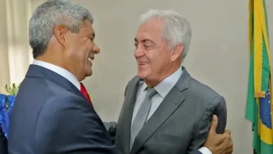 Governador da Bahia, Jerônimo Rodrigues confraterniza com o senador Otto Alencar, presidente do PSD Bahia — Foto: Manu Dias/GOVBA