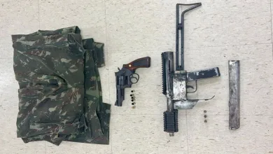 No confronto, foram apreendidos uma submetralhadora 9mm, um revólver .38, um fardamento camuflado e dois celulares- Foto: Reprodução/ Ascom PM
