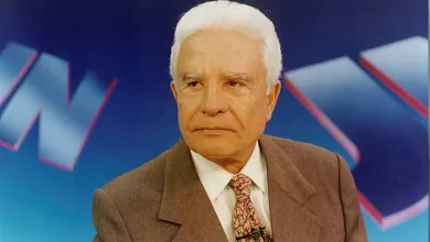 Cid Moreira durante apresentação do Jornal Nacional — Foto: Acervo Grupo Globo