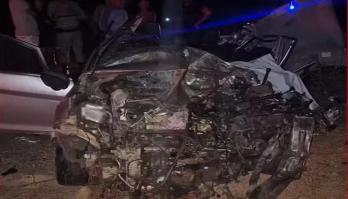 Carro de família que morreu em rodovia na Bahia ficou destruído- Foto: Reprodução/PRE