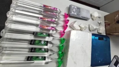 Após denúncia, PM apreende entorpecentes e materiais usados no tráfico de drogas em Feira de Santana- Foto: Reprodução