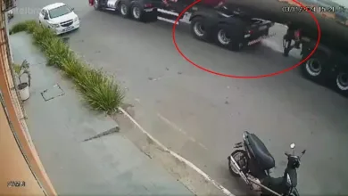 Caminhão-tanque com vazamento de óleo causa acidentes em Conceição do Jacuípe- Foto: Leitor FALA GENEFAX