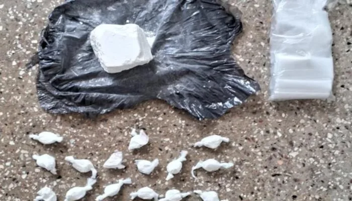 Mulher é detida com drogas pela Polícia Militar em Santo Amaro- Foto: Reprodução/PM