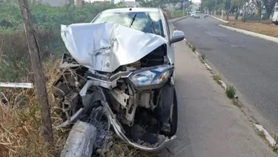 Carro colide com poste e permanece no local há dois dias em Feira de Santana - Foto: Reprodução/ Paulo José