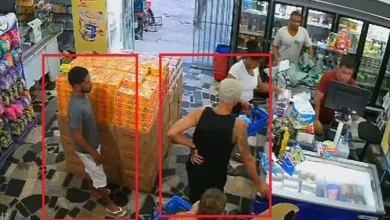 Câmeras de segurança registraram momento em que suspeitos compraram faca usada no crime — Foto: Reprodução/Redes Sociais