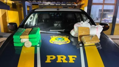 Os policiais encontraram 11,90 kg de drogas com a suspeita - Foto: NUCOM/PRF