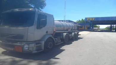 Motorista de caminhão com carga perigosa é preso por embriaguez ao volante na BR-116- Foto: Reprodução/ Nucom PRF