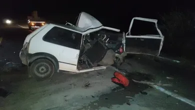 Homem morre e outros dois ficam gravemente feridos após batida entre carro e duas carretas no sul da Bahia- Foto: Reprodução/VIA41