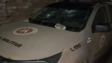 Moradores apedrejam viatura da PM após prisão de suspeito em Amargosa- Foto: Reprodução