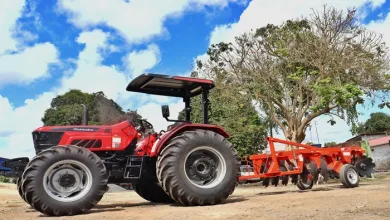 Prefeitura de Amélia Rodrigues recebe novo trator para fortalecer infraestrutura e agricultura