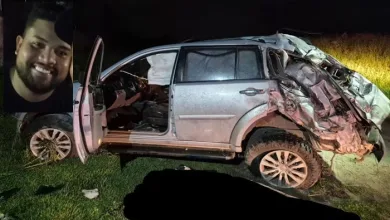 Homem de 27 anos morre e uma jovem fica gravemente ferida após carro capotar no extremo sul da Bahia