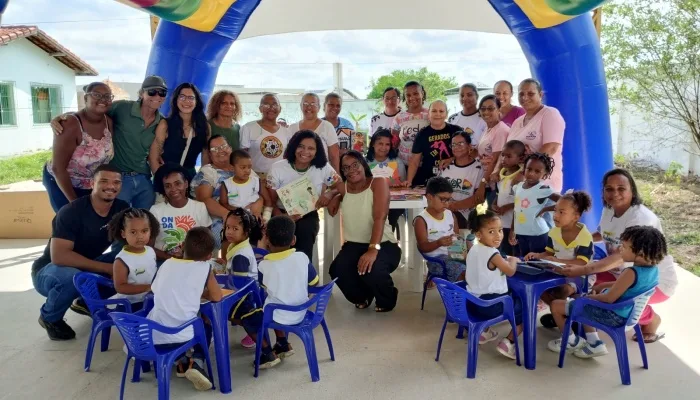Projeto "A Biblioteca vai à Escola" leva a literatura ao encontro dos alunos, em Amélia Rodrigues