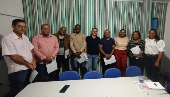 Secretária de Educação de Amélia Rodrigues se reúne com vereadores para discutir atualização de projeto de lei